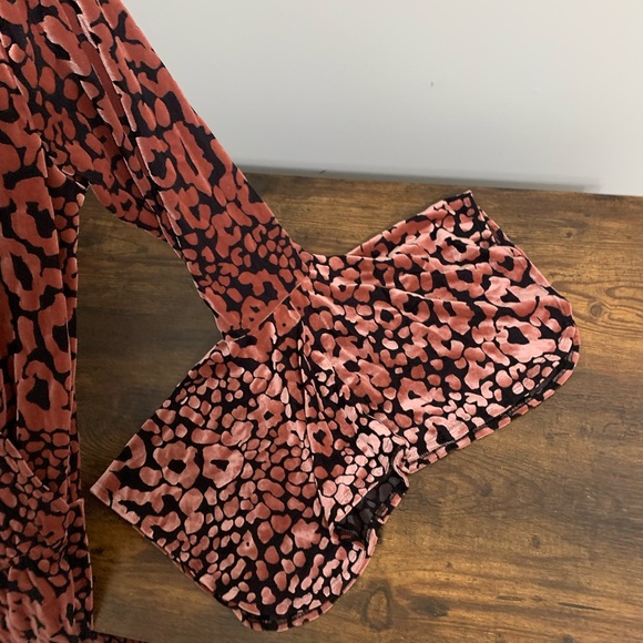 NWT Velvet Leopard Romper w/ Flutter Sleeves Sz LG - Picture 7 of 11